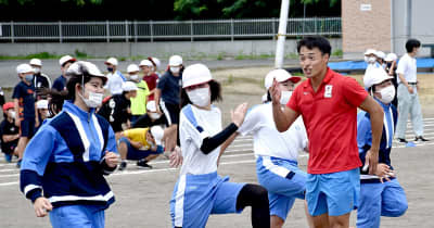 デフ100m「金」佐々木琢磨さん、古里の青森・五戸町で小中学生に「世界一の走り」伝授