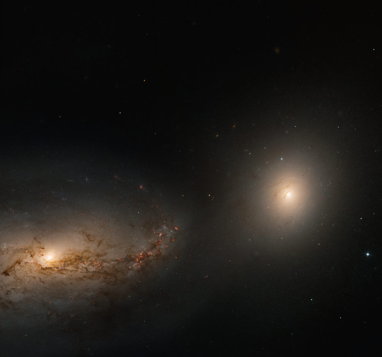 特異銀河「Arp 94」をハッブル宇宙望遠鏡が撮影