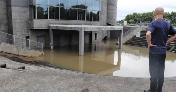 宮城大雨　登米「祝祭劇場」地下に雨水　迫川の水位上がり、排水できず