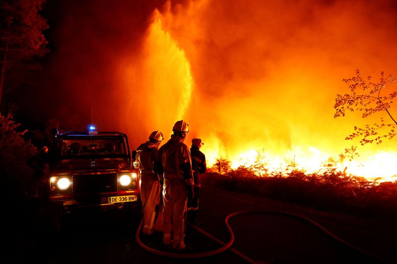 欧州で山火事相次ぐ、記録的猛暑で死者も