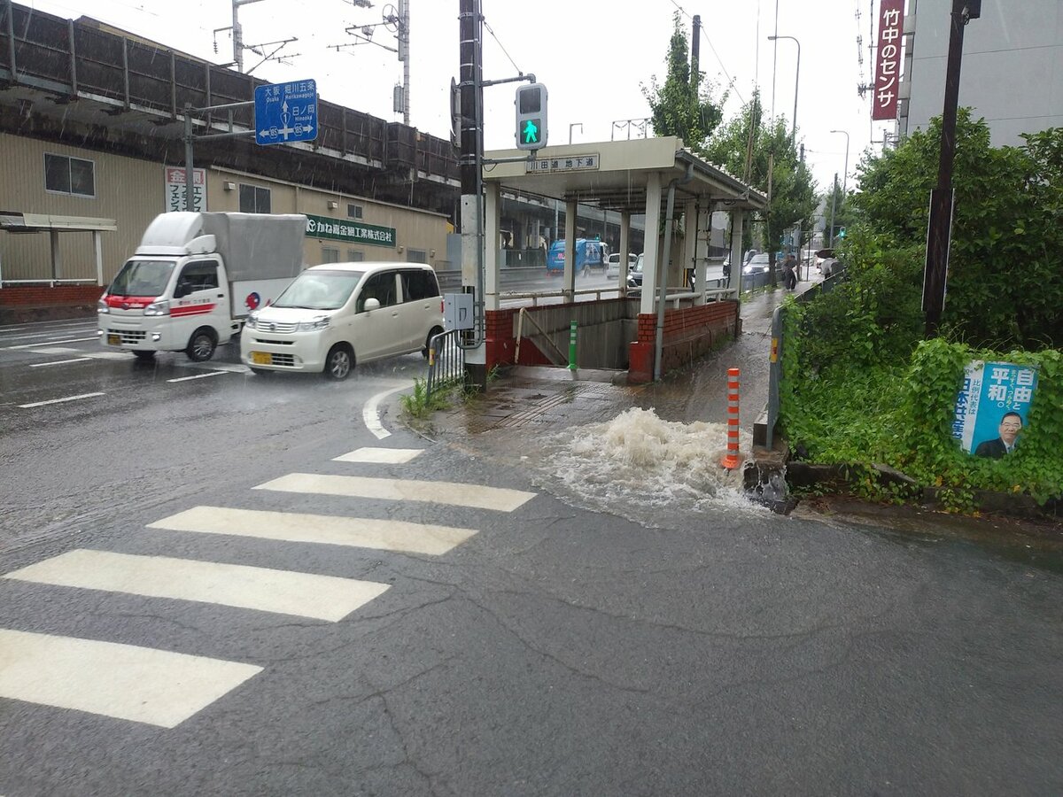 【大雨】大津・近江神宮前では歩道まで水