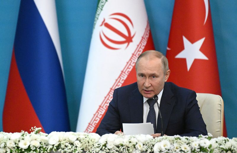 プーチン氏、イラン訪問　最高指導者らやトルコ大統領と会談