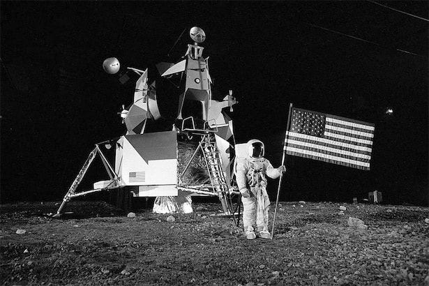 アポロ11号「人類初の月面着陸」の貴重な品々がオークションに