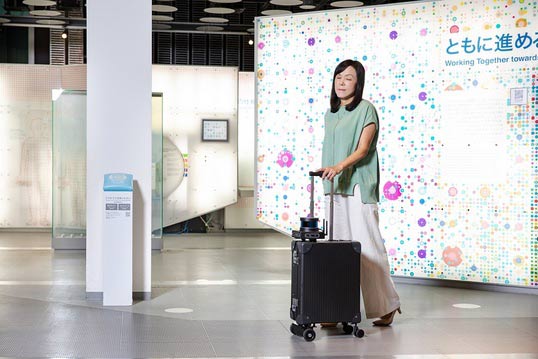 動く「AIスーツケース」、空港で実証実験　視覚障害者の移動を支援