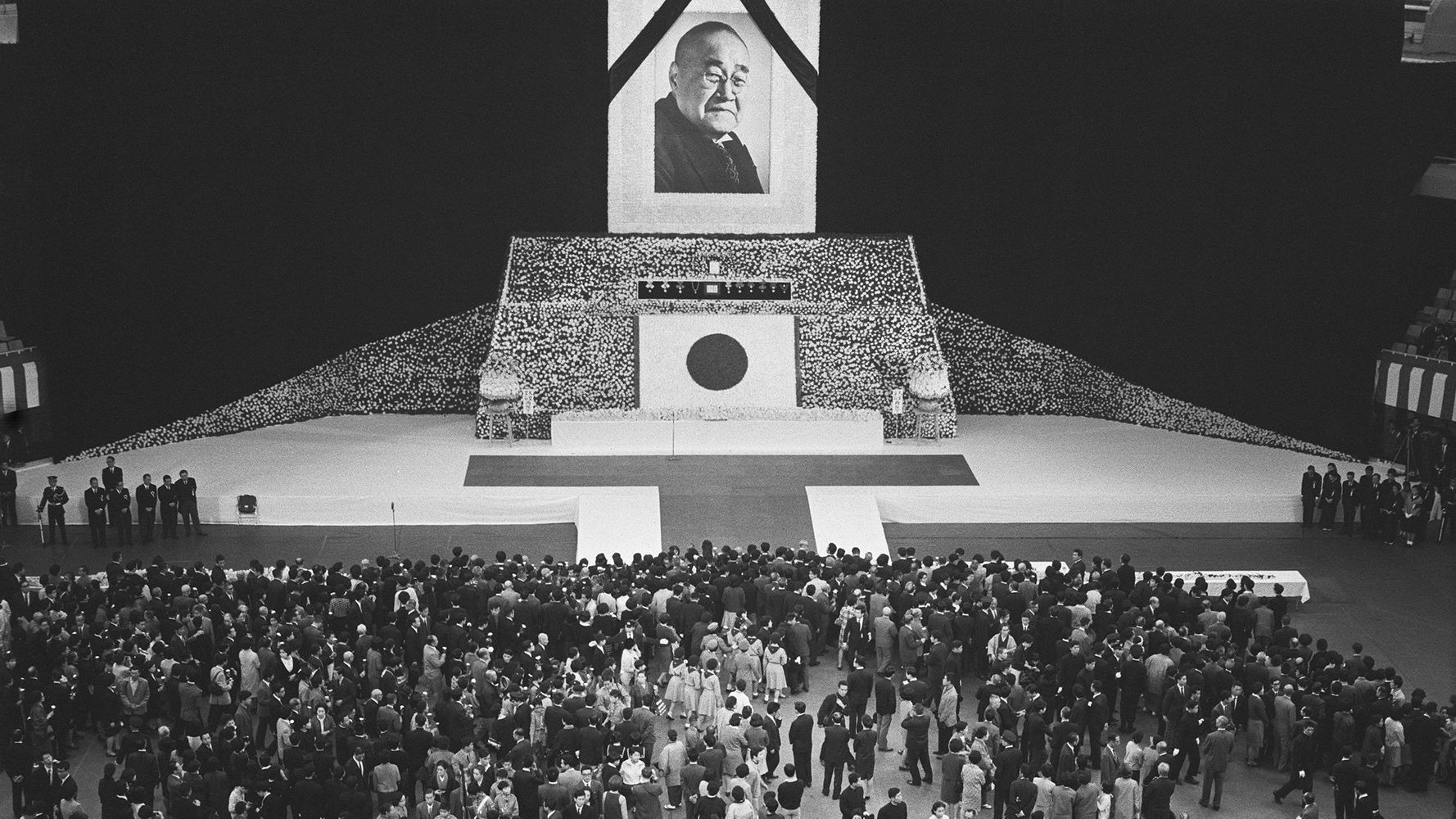 吉田茂氏の「国葬」はどんな様子だったのか。全国でサイレン、弔砲の発射も写真で振り返る