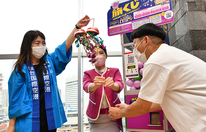 ピーチ、仙台パルコで「旅くじ」スタート　空港会社、手作りくす玉でお祝い