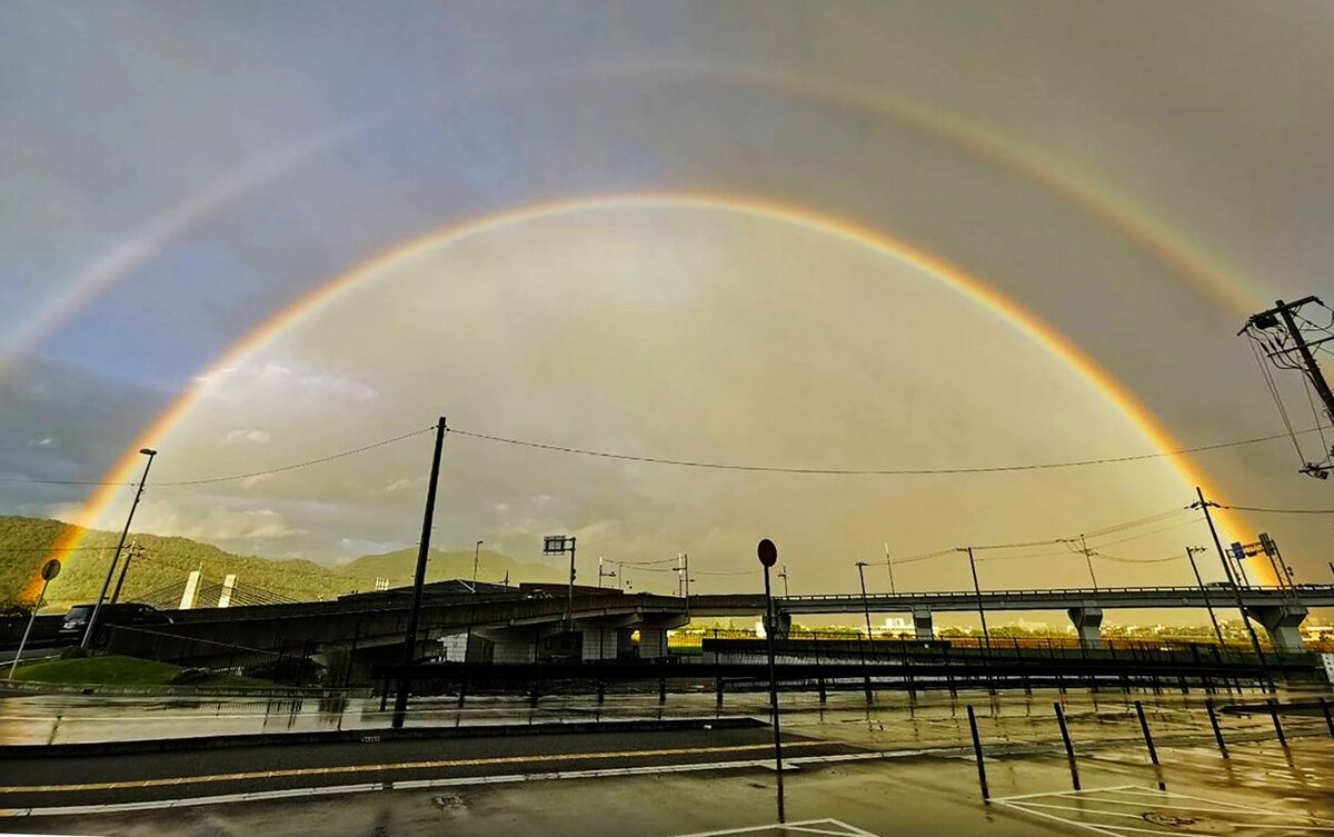 雨上がりに二重の虹、保津橋の上に大きなアーチ「まさに虹の架け橋」