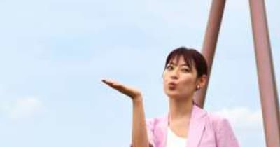 女優の瀧本美織さんが曽於市PRへ　旅行電子雑誌の取材で来訪　弥五郎どん銅像と対面、食も堪能