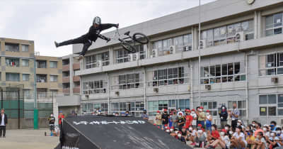 〝空飛ぶ自転車〟視線釘付け ＢＭＸプロ選手が小学校訪問　横須賀市