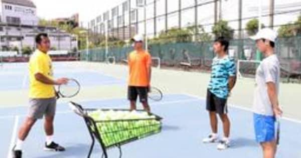 世界を視野に、英語で学ぶテニス　デビス杯の元選手が指導　プロ輩出の神戸学院大、小中生の受講生募集