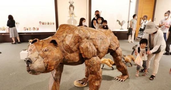 段ボール彫刻 躍動感あふれる動物　本濃さん やかげ郷土美術館に展示