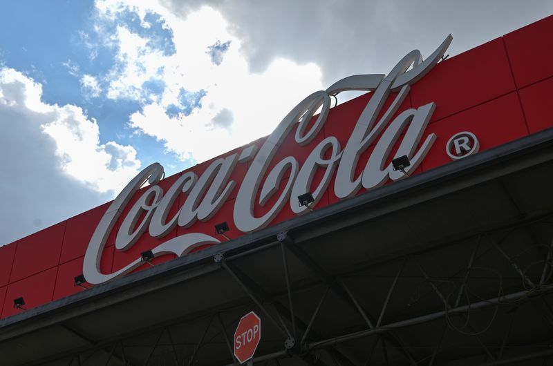 米コカ・コーラ、通期売上高見通し上方修正　旺盛な飲料需要で