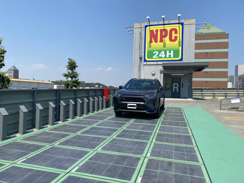 駐車場の路面に太陽光パネルを敷設。発電しながら自家消費する駐車場実現へ