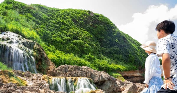 絶景！20年前に現れた沖縄の滝、猛暑のなか人気スポットに　SNSで知って涼を求める