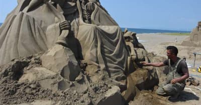 三種町で砂像の制作進む　アニメ「オーバーロード」とコラボも