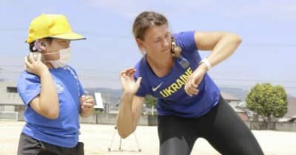 デフリンピック金のウクライナ選手、松山ろう学校で交流　陸上女子投てき種目の2人