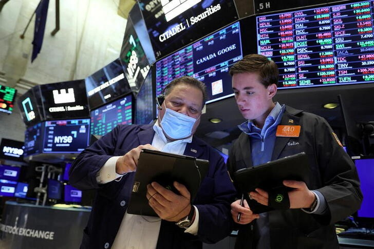 米国株式市場＝大幅続伸、軟調なＧＤＰ受け積極利上げ懸念後退