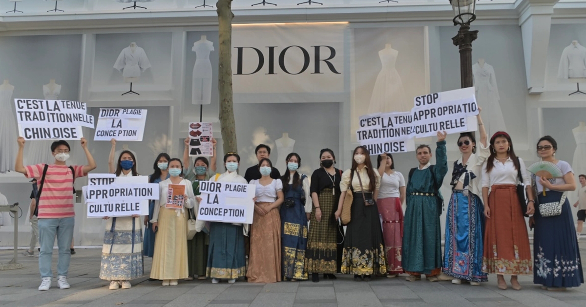 「ディオール」のスカート炎上問題　パリの店舗前で中国人学生50人が謝罪を求め抗議活動