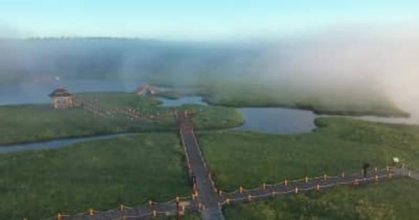 七星湖湿地が朝霧の中で見せる美しい景色　河北省承徳市