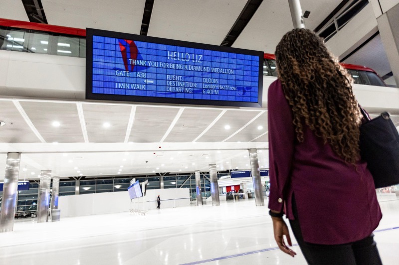 空港にいくと自分専用の電光掲示板！ デルタ航空の取り組みが近未来的
