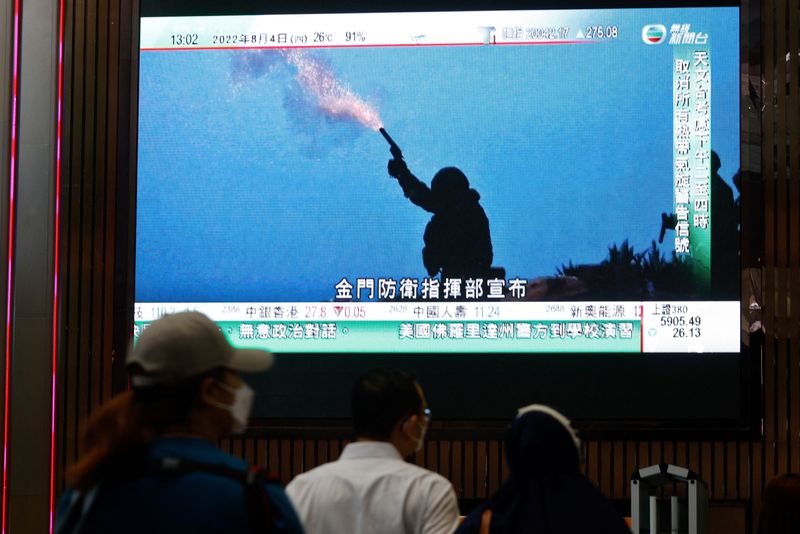 中国の弾道ミサイル5発、日本のＥＥＺに落下　「威圧的」と岸防衛相