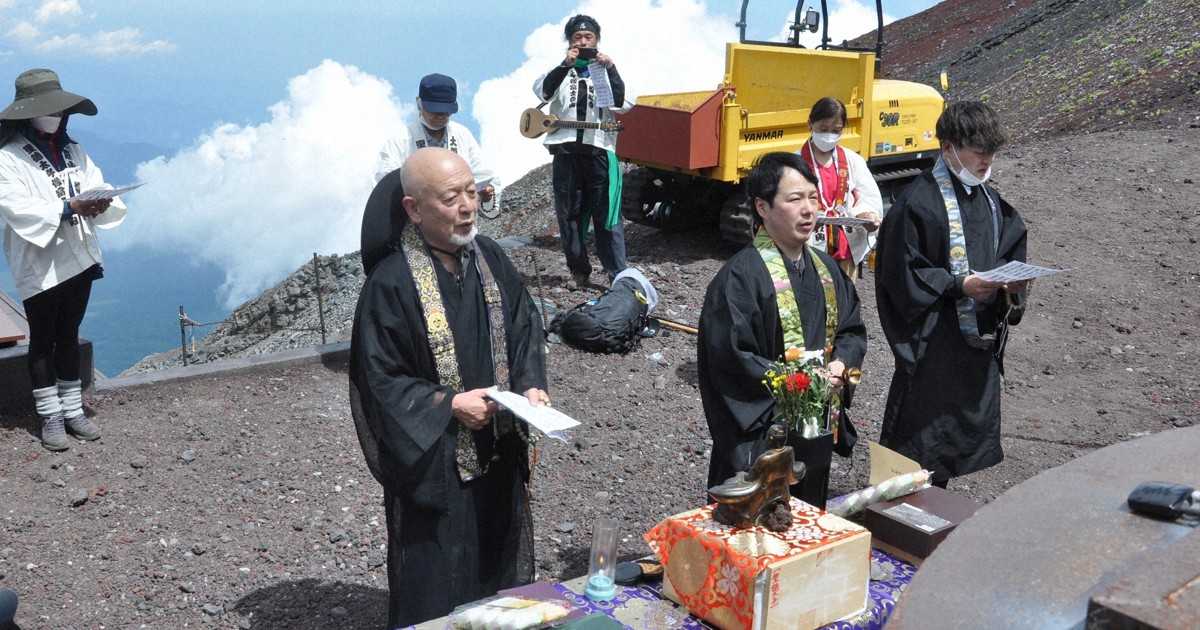 神馬に乗る聖徳太子像、3年ぶり富士山登山　山梨の寺関係者運ぶ