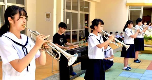 藤井風さんの兄、藤井空さんと沖縄の中学生が共演　美東中でミニコンサート