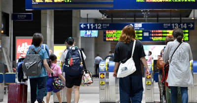 お盆の帰省客や家族でにぎわい　熊本駅、臨時の抗原検査場には行列