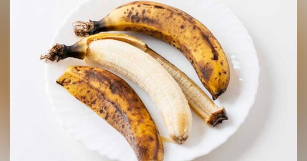 「バナナ」皮が黒くなる理由。熱中症予防にも役立つって知ってた？