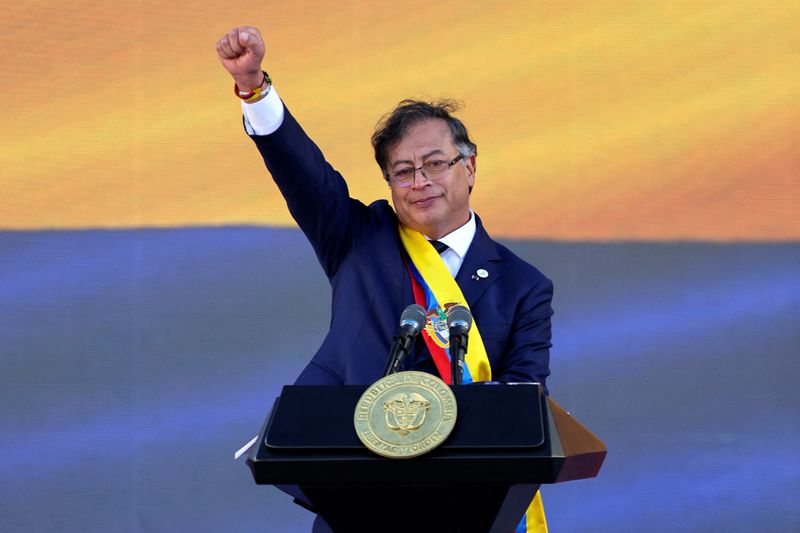 コロンビアで初の左派大統領就任　格差解決と左翼ゲリラ和平訴え