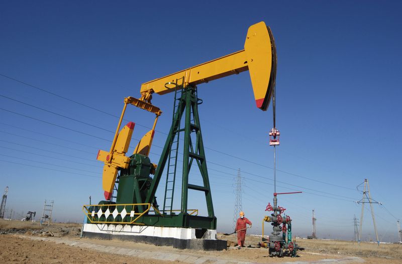 原油先物2％高、米中の経済指標好調で需要増に期待