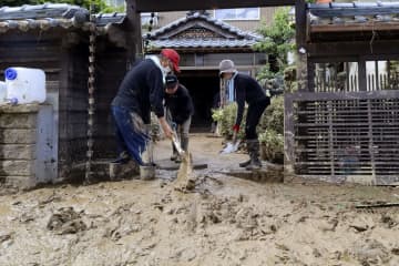 真夏の復旧作業、家取り壊しも　大雨被害の福井・南越前