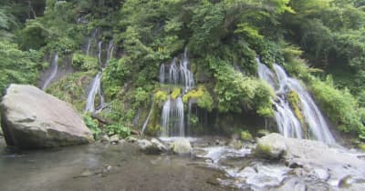 “涼を求めて”　「竜が水を吐くように流れる」　北杜市・吐竜の滝