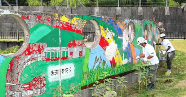 石巻・震災遺構「大川小」、劣化進む壁画を保護作業
