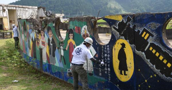 児童の練習風景、忘れられず震災遺構の大川小壁画に無償で保護塗装