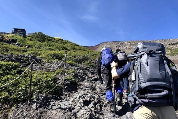 富士登山で「疲労遭難」が急増、観光気分で簡単に登れるほど甘くない　静岡県警が警告「鍛えてから富士山へ」「すぐには救助に行けません」