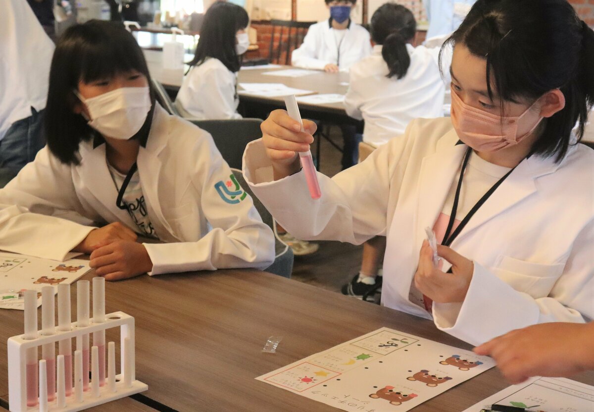 白衣姿で「患者の体質に合った薬は？」京都の小学生が「薬剤師」体験