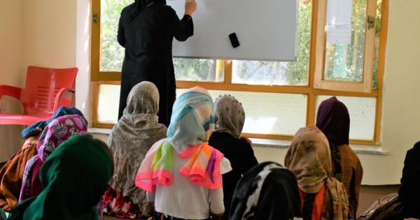 アフガンで続く秘密の教室　タリバン復権1年　少女が描く未来