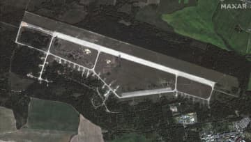 クリミアのロシア軍60人死亡か　ベラルーシ飛行場でも爆発