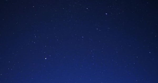 平和な空　流星に願う　「ペルセウス座流星群」沖縄県内各地で観測