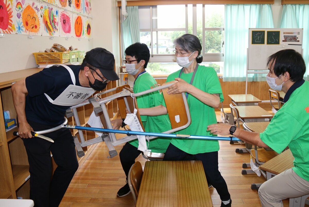 不審者から子ども守れ、教員がさすまたや椅子で対応　京都の小学校で訓練