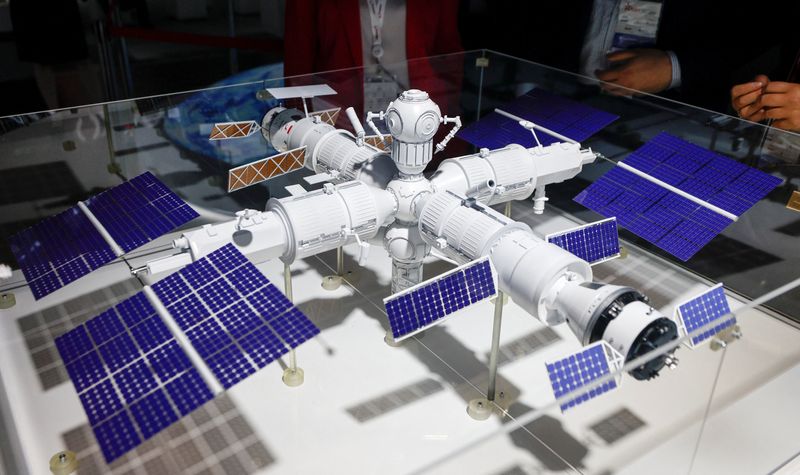 ロシア、新宇宙ステーションの模型公開　単独で宇宙開発の公算