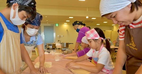 親子で無添加の沖縄そば作りに挑戦　だしづくり麺も手打ち　沖縄・北中城でワークショップ