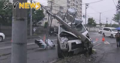 【速報】乗用車が信号機に衝突　なぜ　けが人なし　札幌市