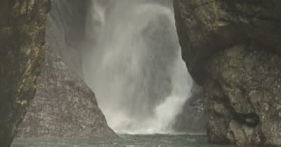 “凉を求めて”　名瀑一之釜の「男滝」　高さ21メートルから注ぐ見応え抜群な景色　山梨市・一之釜の滝