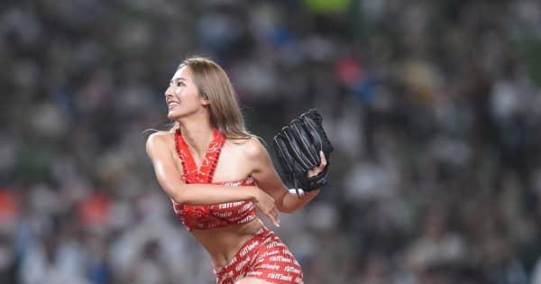 レースクイーン界の女王・近藤みやび、赤ビキニ＆ホットパンツ姿で美脚全開始球式　「脚なっが！」の声