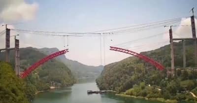 徳余高速道路の烏江特大橋、接合工事が完了　貴州省