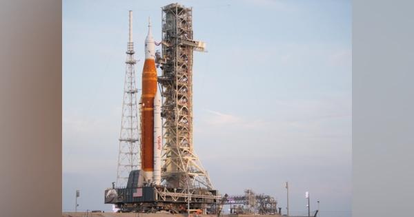 NASAの月探査ミッション「アルテミス1号」のロケット、発射台に到着
