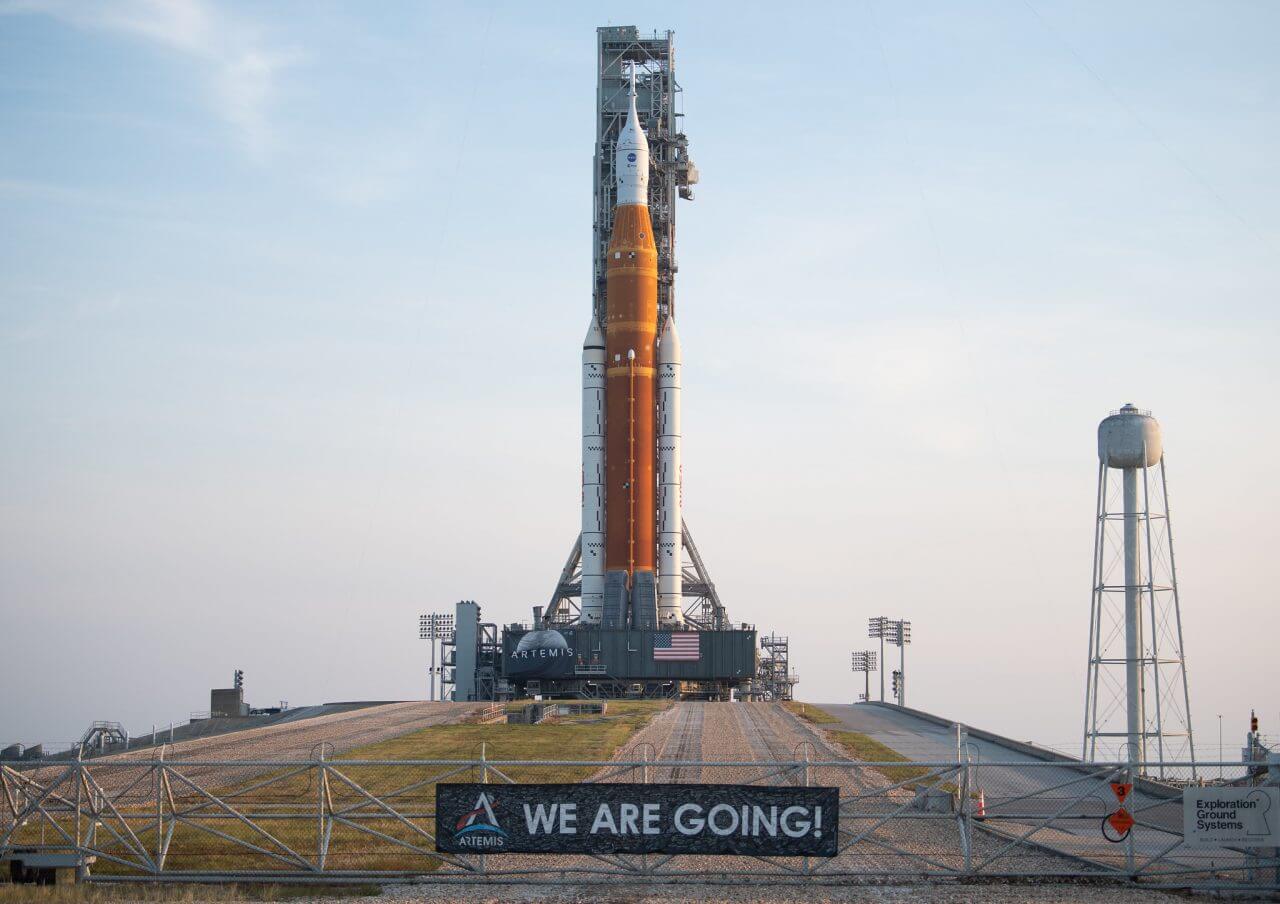 NASA新型ロケット「SLS」初号機が射点に到着！ 打ち上げ予定日は8月29日