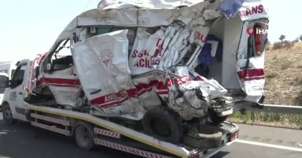 交通事故現場に車が突っ込む事故相次ぐ、合わせて32人死亡　トルコ